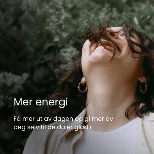 Kvinne utendørs i naturlige omgivelser med lukkede øyne og et avslappet uttrykk, som symboliserer økt energi, velvære og overskudd i hverdagen.