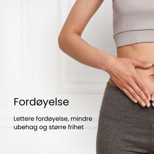 Person som holder seg på magen i et lyst og minimalistisk miljø, som illustrerer fordøyelse, balanse og velvære
